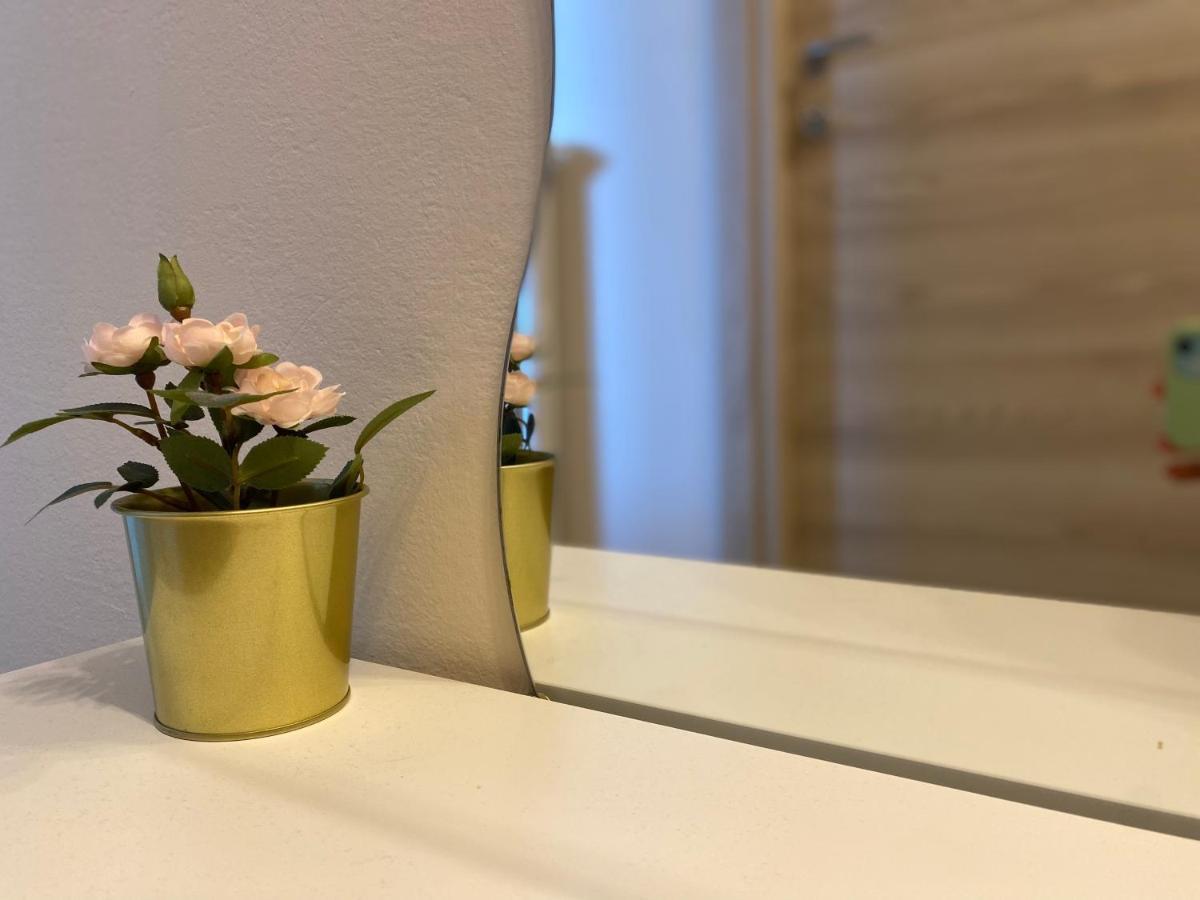 Flowers & Garden Apartment Con Vista Lago Manerba del Garda Eksteriør bilde