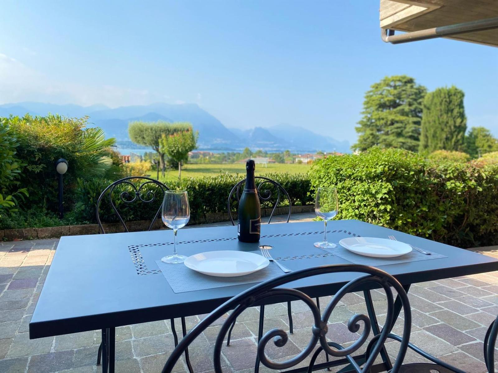 Flowers & Garden Apartment Con Vista Lago Manerba del Garda Eksteriør bilde