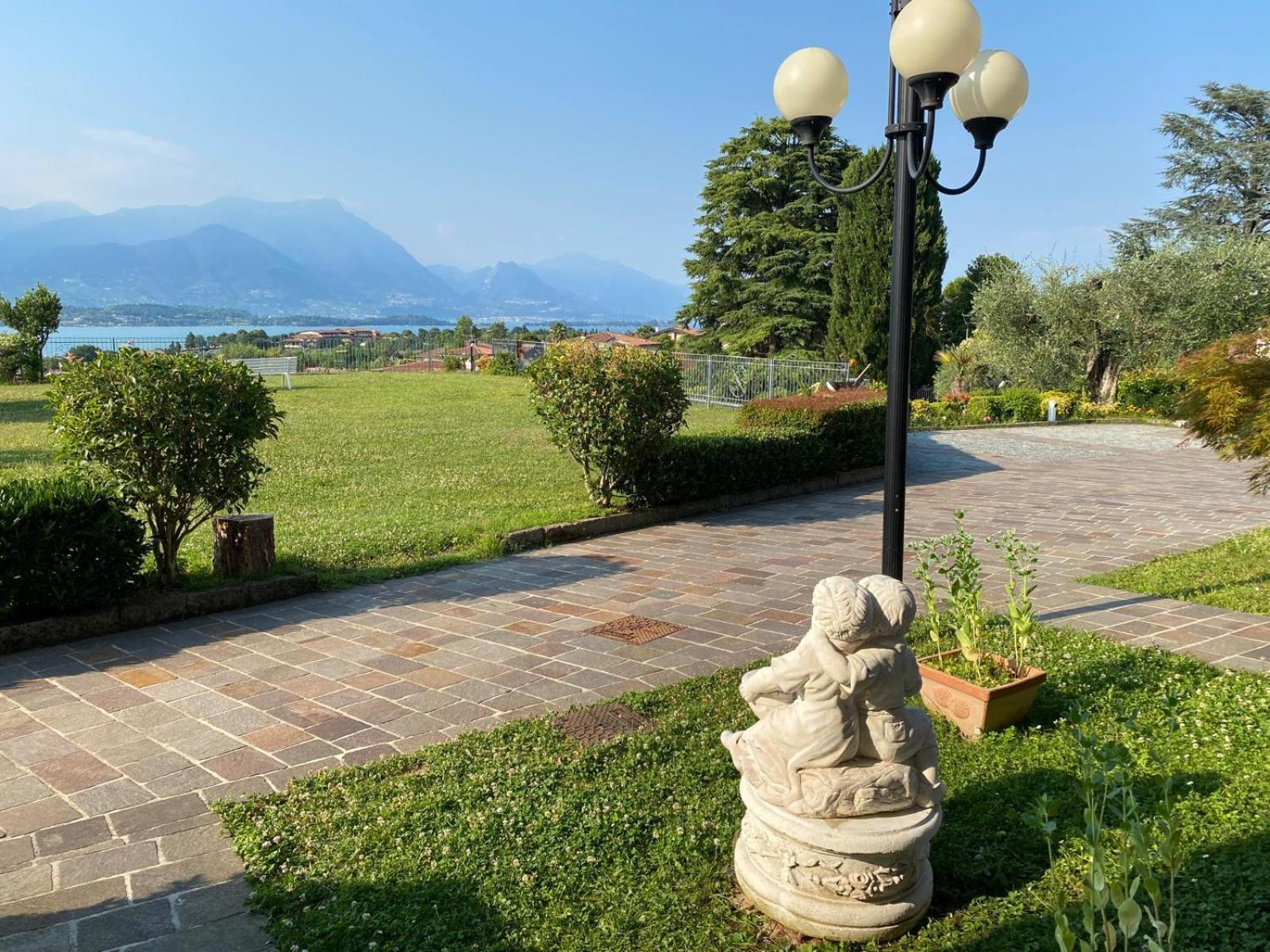 Flowers & Garden Apartment Con Vista Lago Manerba del Garda Eksteriør bilde